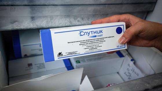 Врач держит в руках препарат "Спутник Лайт" Врач держит в руках препарат "Спутник Лайт"
