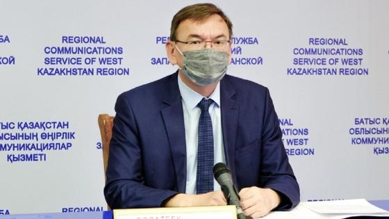 Болатбек Каюпов сидит за столом Болатбек Каюпов сидит за столом