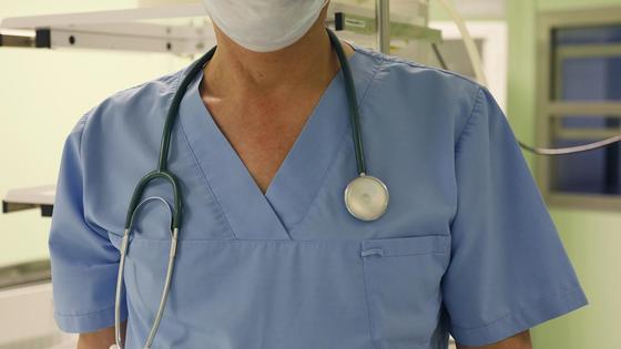 Врач стоит в больнице Врач стоит в больнице