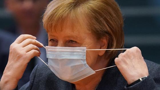 Канцлер ФРГ Ангела Меркель надевает медмаску Канцлер ФРГ Ангела Меркель надевает медмаску