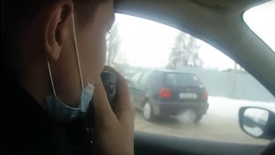 Полицейский преследует машину Полицейский преследует машину