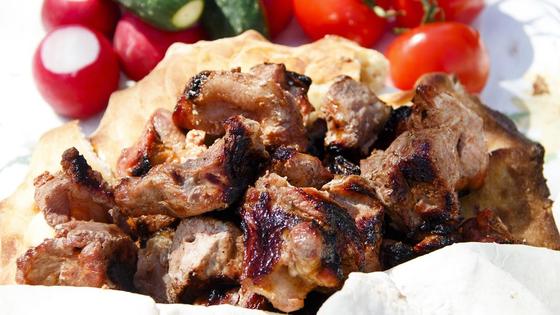 Шашлык на тарелке с овощами Шашлык на тарелке с овощами