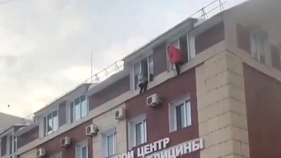 Люди вылезают из окон во время пожара Люди вылезают из окон во время пожара