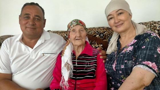 Ұстазын қолына алған отбасы Ұстазын қолына алған отбасы