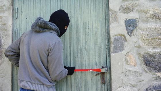Вор открыл дверь Вор открыл дверь