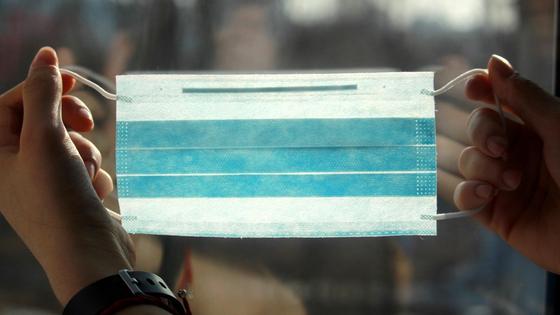 Медицинская маска в руках крупным планом Медицинская маска в руках крупным планом