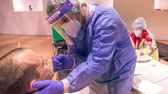 медик берет мазок на коронавирус у мужчины медик берет мазок на коронавирус у мужчины