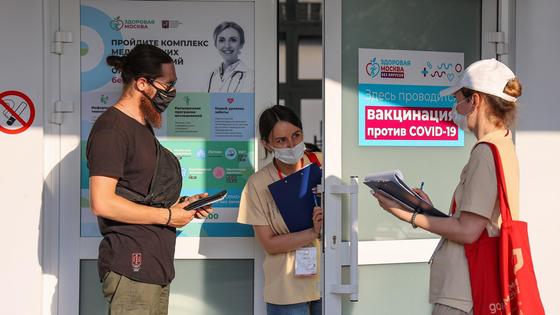 Люди у входа в кабинет вакцинации Люди у входа в кабинет вакцинации