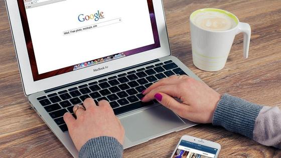 Девушка работает за ноутбуком Девушка работает за ноутбуком