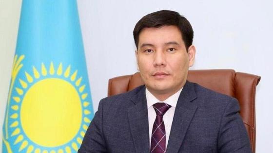 Ринат Шауенов сидит на рабочем месте в кресле Ринат Шауенов сидит на рабочем месте в кресле