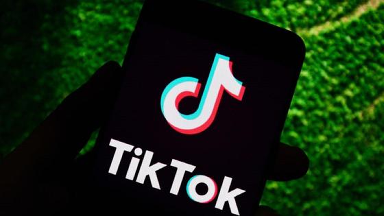 Логотип приложения TikTok на черном экране Логотип приложения TikTok на черном экране