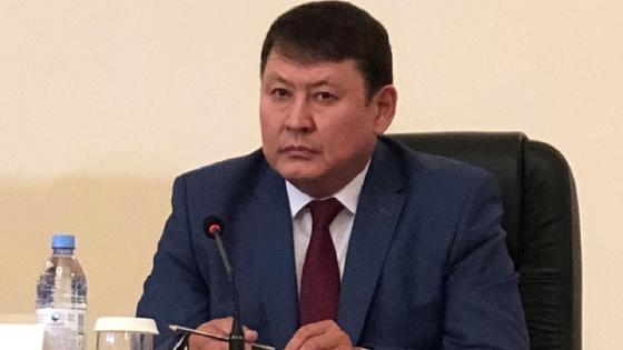 Рустем Елубаев сидит за столом Рустем Елубаев сидит за столом