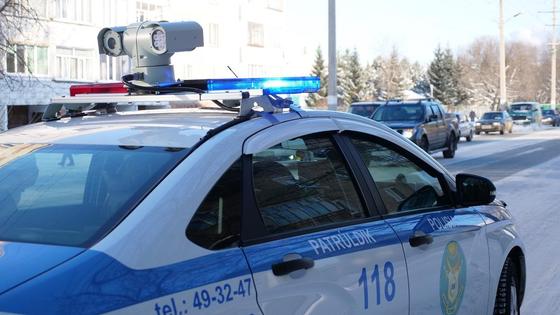 Автомобиль полиции стоит на обочине Автомобиль полиции стоит на обочине