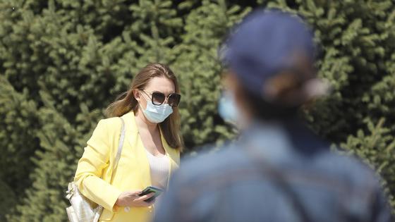 девушка в маске идет по улице девушка в маске идет по улице