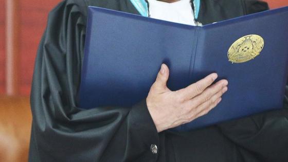 Судья держит в руках папку Судья держит в руках папку