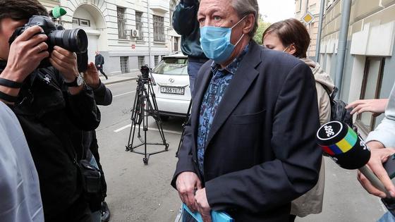 Ефремов с папкой в руках Ефремов с папкой в руках