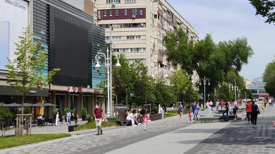 Люди идут по Арбату Люди идут по Арбату