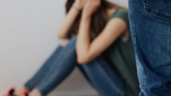 Девушка зажалась в угру Девушка зажалась в угру