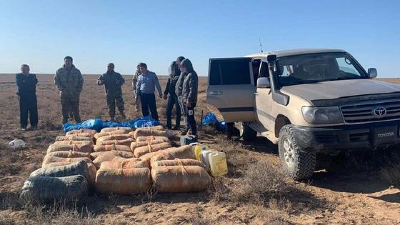 Полицейские вытащили мешки из машины Полицейские вытащили мешки из машины