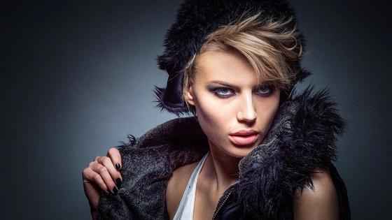Модная девушка-блондинка в берете Модная девушка-блондинка в берете