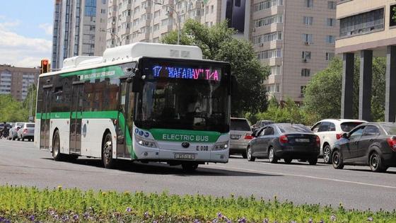 Автобус едет по столице Автобус едет по столице