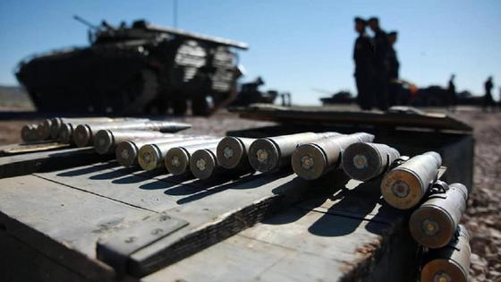 Боеприпасы лежат на ящике Боеприпасы лежат на ящике