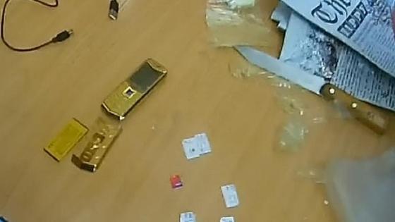 Телефон, SIM-карталар, USB сым Телефон, SIM-карталар, USB сым