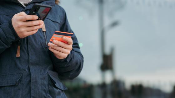 Мужчина делает покупку через интернет Мужчина делает покупку через интернет