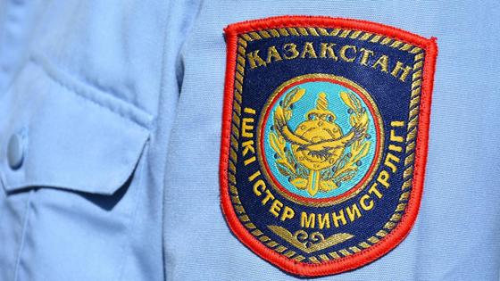 мужчина в полицейской форме мужчина в полицейской форме