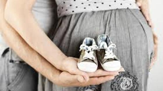 будущие родители держат детские ботиночки будущие родители держат детские ботиночки