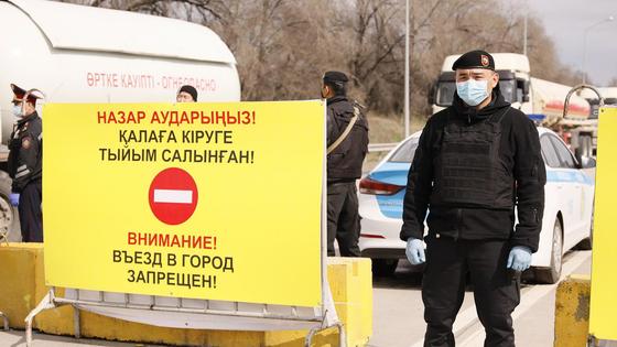 Военный в бронежилете стоит на блокпосту Военный в бронежилете стоит на блокпосту