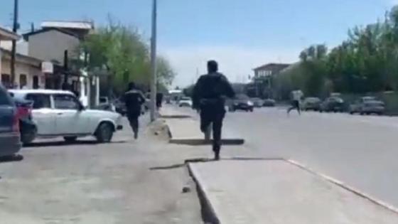 Мужчину бегут за парнем Мужчину бегут за парнем