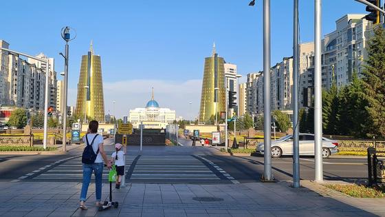 Мама с девочкой переходят дорогу в Нур-Султане Мама с девочкой переходят дорогу в Нур-Султане