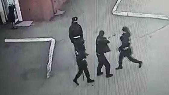 Мужчина напал на патрульных Мужчина напал на патрульных
