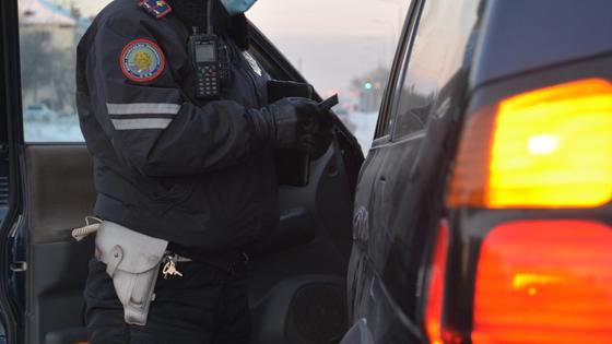 Полицейский проверяет документы у водителя Полицейский проверяет документы у водителя