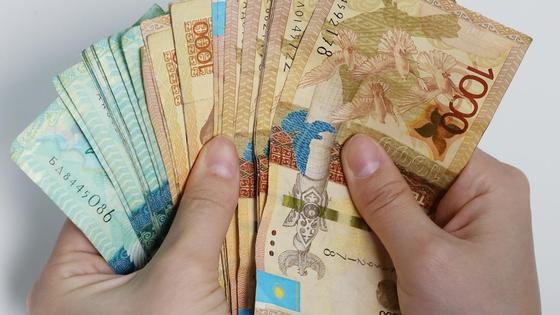 Пачка денег в руках Пачка денег в руках