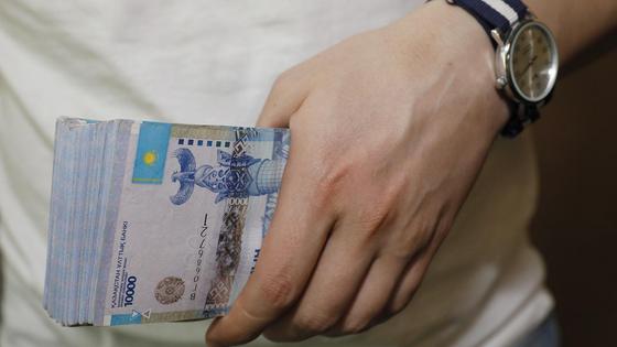 Мужчина держит в руках деньги Мужчина держит в руках деньги