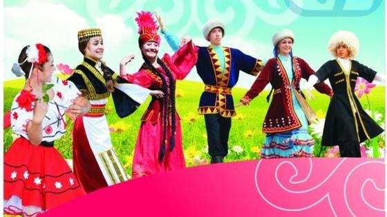 люди танцуют в национальных костюмах люди танцуют в национальных костюмах