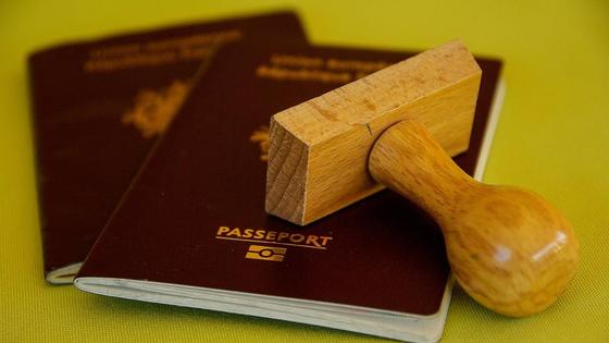 Паспорта лежат на столе Паспорта лежат на столе