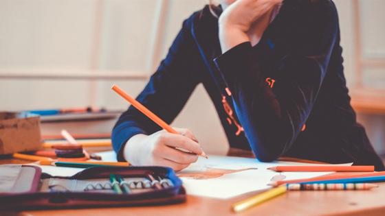 Девушка сидит за столом Девушка сидит за столом