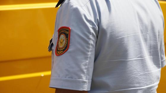 Полицейский в форме стоит на улице Полицейский в форме стоит на улице