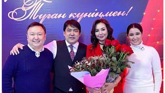 Мейрамбек Бесбаев пен Арман Дүйсенов жарларымен Мейрамбек Бесбаев пен Арман Дүйсенов жарларымен