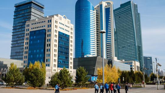 Люди гуляют на бульваре "Нурлы жол" в Нур-Султане Люди гуляют на бульваре "Нурлы жол" в Нур-Султане