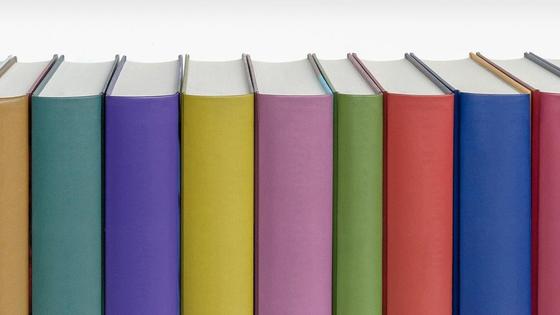 Книги с разноцветными корешками Книги с разноцветными корешками