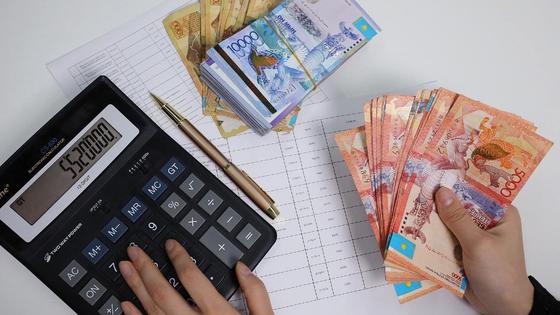 Девушка держит в руках деньги Девушка держит в руках деньги
