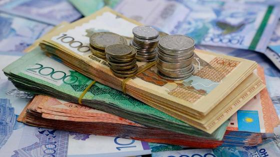 Стопка денег лежит на столе Стопка денег лежит на столе