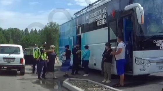 Люди стоят возле пункта вакцинации Люди стоят возле пункта вакцинации