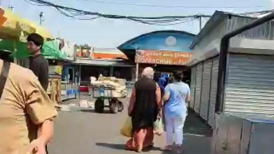 Женщины идут по рынку Женщины идут по рынку