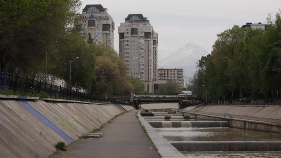 Дом стоит у реки Дом стоит у реки