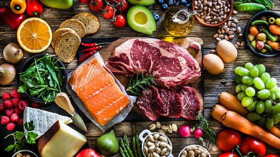 Продукты питания лежат на столе Продукты питания лежат на столе